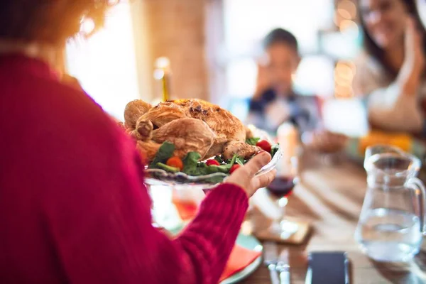 Hermosa Familia Sonriendo Feliz Confiada Uno Ellos Pie Mostrando Pavo — Foto de Stock