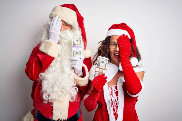 Casal Sênior Vestindo Traje Papai Noel Segurando Dólares Sobre Fundo — Fotografia de Stock