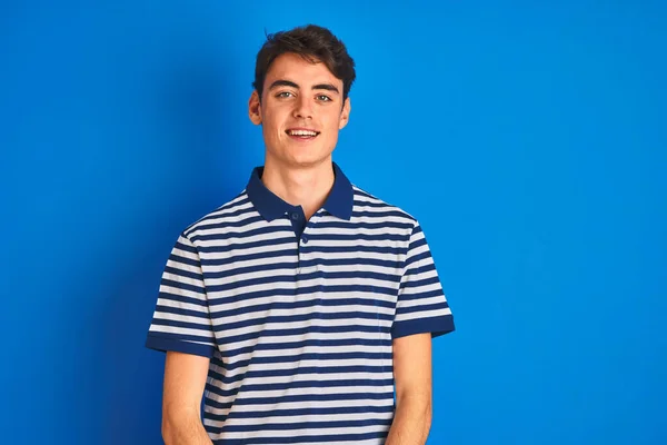 Nastolatek Luźnej Koszulce Stojący Nad Niebieskim Odizolowanym Tłem Uśmiechem Twarzy — Zdjęcie stockowe