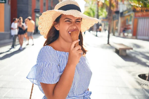 若い美しい女性が夏の晴れた日にテネリフェ島の通りを歩いてアイスクリームコーンを食べる休日 — ストック写真