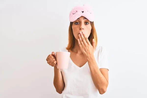 Mulher Ruiva Bonita Usando Máscara Dormir Beber Uma Xícara Café — Fotografia de Stock