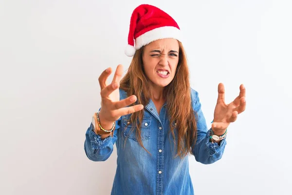 Jonge Mooie Roodharige Vrouw Dragen Kerstmuts Geïsoleerde Achtergrond Schreeuwen Gefrustreerd — Stockfoto