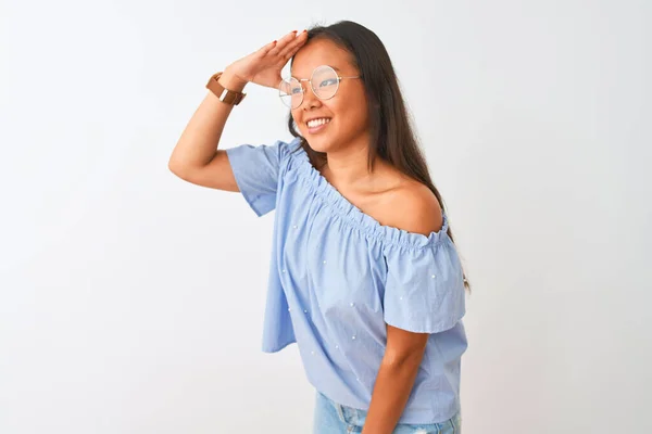 年轻的中国女人穿着蓝色的T恤 戴着眼镜 站在孤立的白色背景上 非常快乐 面带微笑地看着远方 手牵着手 搜寻概念 — 图库照片