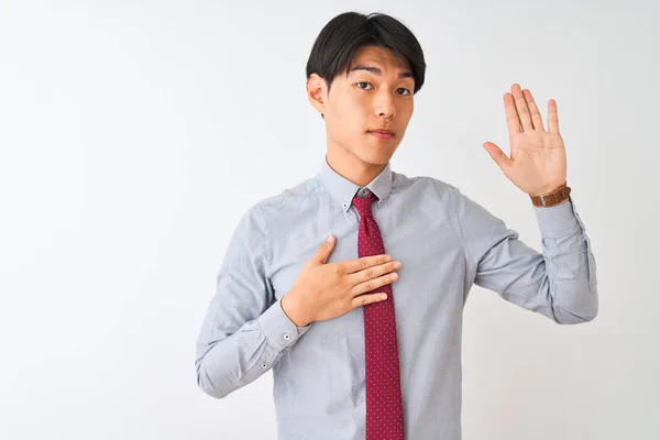 Empresário Chinês Vestindo Gravata Elegante Sobre Fundo Branco Isolado Jurando — Fotografia de Stock