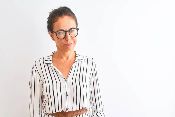 Bizneswoman Średnim Wieku Paski Sukienka Okulary Odizolowanym Białym Tle Sceptyczny — Zdjęcie stockowe
