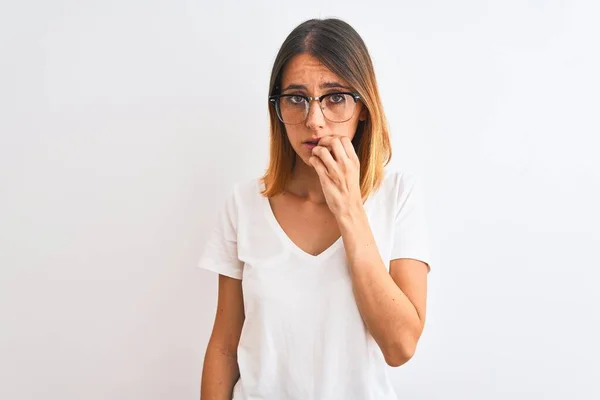 Vacker Rödhårig Kvinna Bär Glasögon Över Isolerad Bakgrund Ser Stressad — Stockfoto