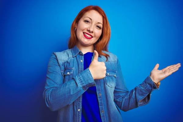 Jovem Mulher Ruiva Bonita Vestindo Camisa Jeans Sobre Fundo Isolado — Fotografia de Stock