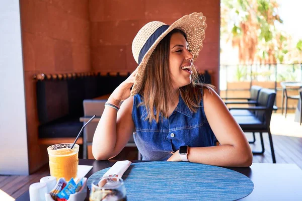 Junge Schöne Frau Sitzt Restaurant Und Genießt Den Sommerurlaub — Stockfoto