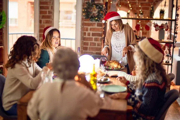 Mooie Groep Vrouwen Die Blij Zelfverzekerd Glimlachen Carving Geroosterde Kalkoen — Stockfoto