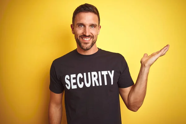 Mladý Ochranka Muž Nosí Bezpečnostní Uniformu Přes Žluté Izolované Pozadí — Stock fotografie