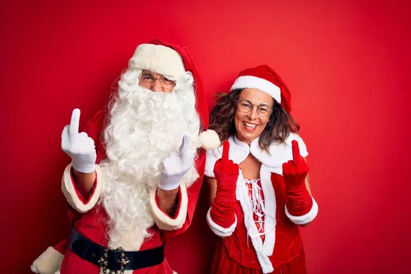 Pareja Mediana Edad Vistiendo Disfraz Santa Gafas Sobre Fondo Rojo —  Fotos de Stock