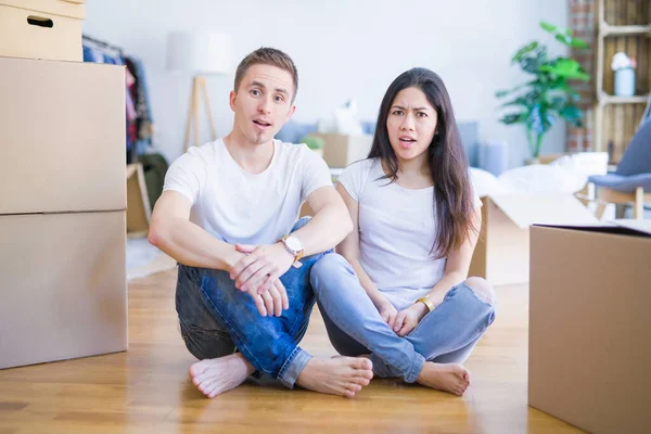 Jong Mooi Paar Zitten Vloer Nieuw Huis Rond Kartonnen Dozen — Stockfoto