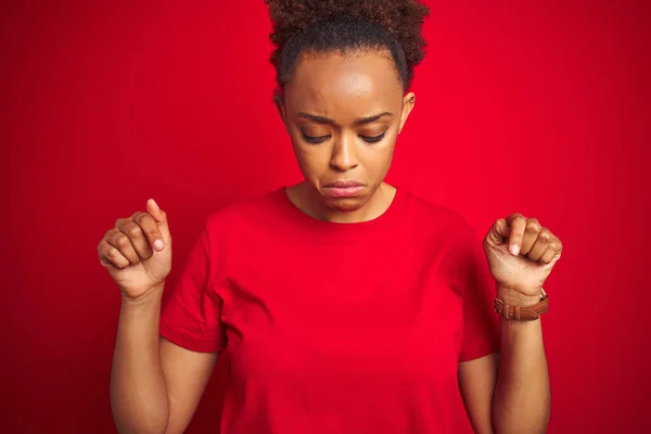 Jong Mooi Afrikaans Amerikaans Vrouw Met Afro Haar Geïsoleerde Rode — Stockfoto