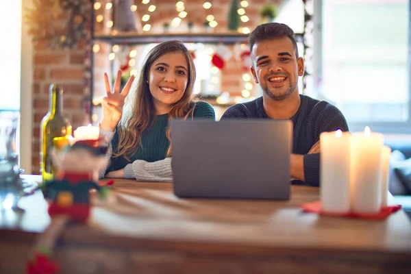 Giovane Bella Coppia Seduta Usando Computer Portatile Intorno Decorazione Natale — Foto Stock