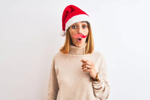 Bella Donna Rossa Che Indossa Cappello Natale Indossando Finti Baffi — Foto Stock