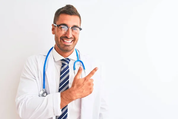 Junger Gutaussehender Arzt Trägt Stethoskop Über Isoliertem Hintergrund Fröhlich Mit — Stockfoto