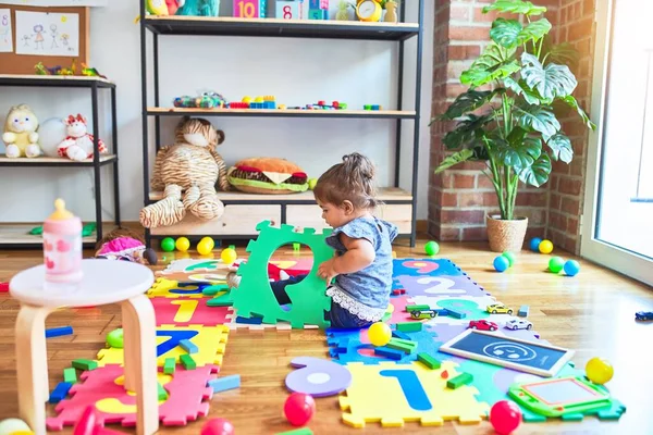 Ребенок Сидел Полу Играя Игрушками Строительных Блоков — стоковое фото