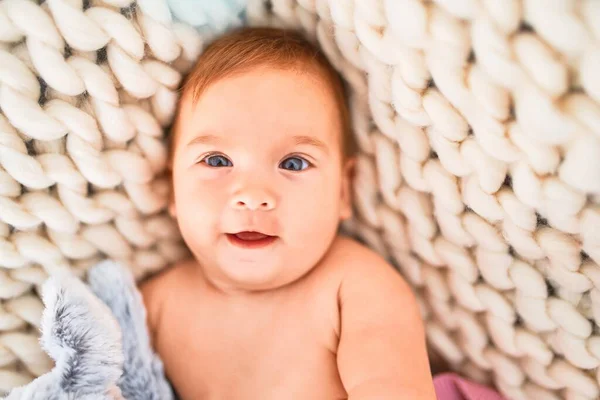 Bebê Adorável Deitado Sobre Cobertor Sofá Sorrindo Feliz Casa Recém — Fotografia de Stock