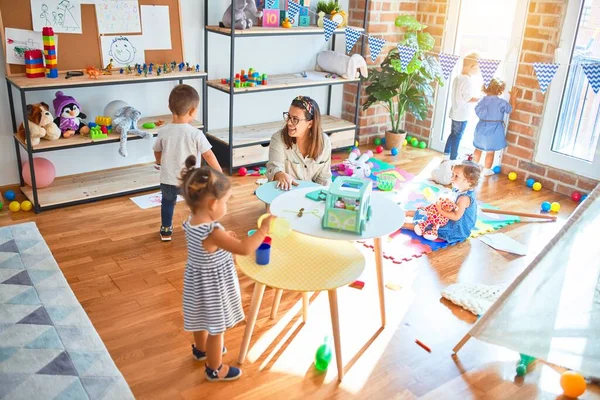 Belo Professor Grupo Crianças Brincando Torno Lotes Brinquedos Jardim Infância — Fotografia de Stock