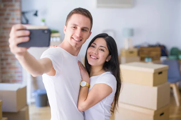 Genç Güzel Mutlu Çift Yeni Evine Taşınırken — Stok fotoğraf