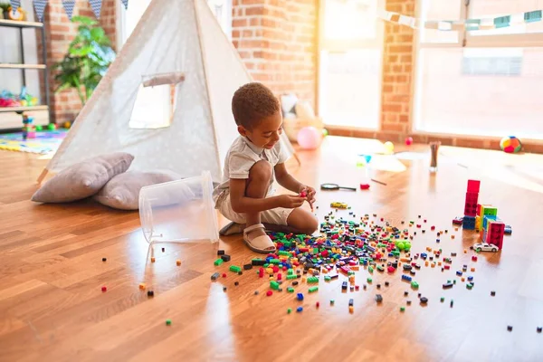 Vackra Afrikanska Amerikanska Småbarn Leker Med Små Byggstenar Leende Dagis — Stockfoto
