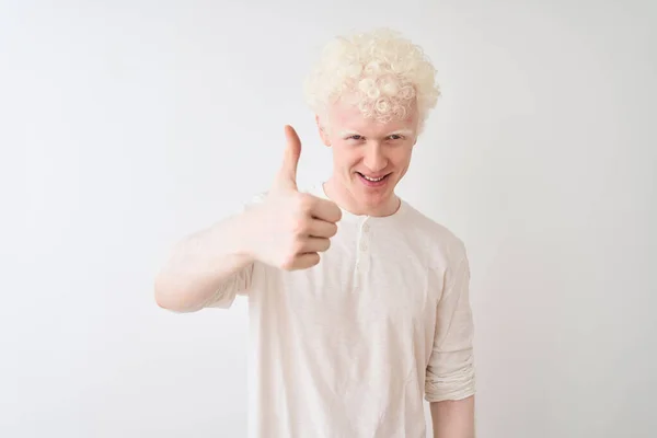 Joven Hombre Rubio Albino Con Camiseta Casual Pie Sobre Fondo —  Fotos de Stock