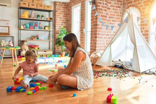 Bella Insegnante Bionda Bambino Ragazza Costruzione Torre Utilizzando Blocchi Plastica — Foto Stock