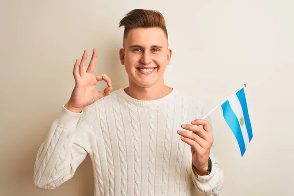 Joven Hombre Guapo Sosteniendo Bandera Argentina Sobre Fondo Blanco Aislado —  Fotos de Stock