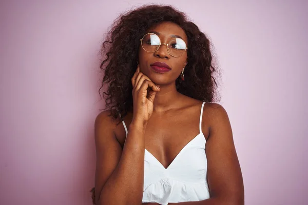 Jonge Afro Amerikaanse Vrouw Met Een Bril Een Geïsoleerde Roze — Stockfoto