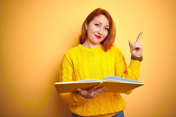 Mladý Ryšavý Student Žena Čtení Kniha Stojící Nad Žluté Izolované — Stock fotografie