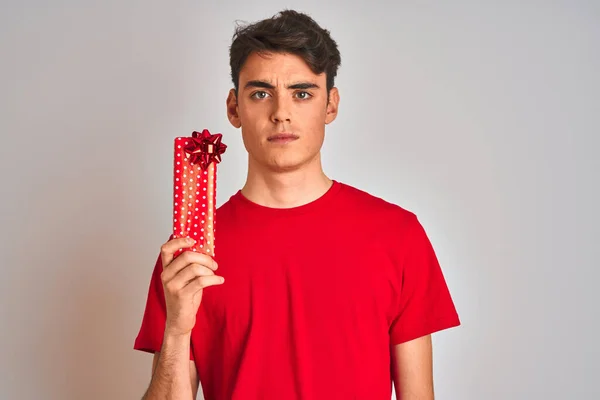 Ragazzo Adolescente Che Tiene Regalo Compleanno Sfondo Isolato Con Espressione — Foto Stock