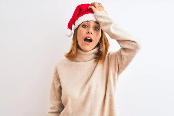 Hermosa Mujer Pelirroja Con Sombrero Navidad Sobre Fondo Aislado Sorprendido — Foto de Stock