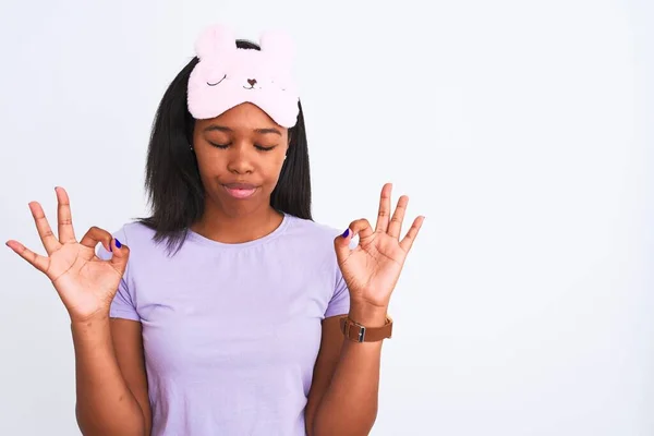 Jovem Afro Americana Vestindo Máscara Dormir Sobre Fundo Isolado Relaxar — Fotografia de Stock