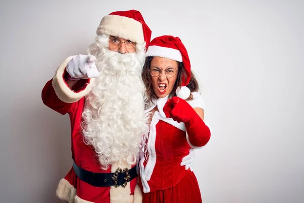 Paar Mittleren Alters Weihnachtsmannkostüm Das Sich Vor Isoliertem Weißen Hintergrund — Stockfoto