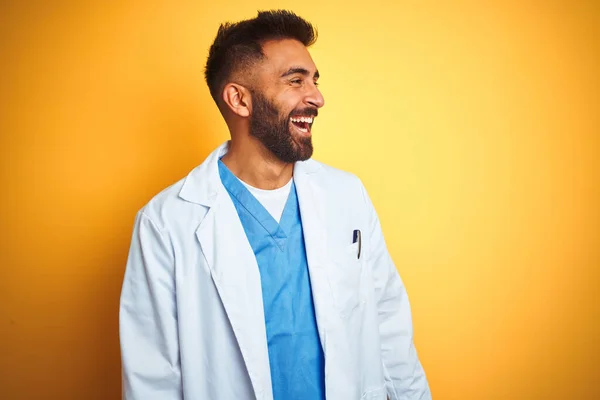 Junger Indischer Arzt Der Vor Isoliertem Gelbem Hintergrund Steht Und — Stockfoto