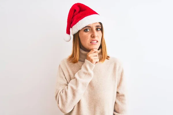 Красивая Рыжая Женщина Рождественской Шляпе Изолированном Фоне Думает Вопросе Обеспокоенный — стоковое фото