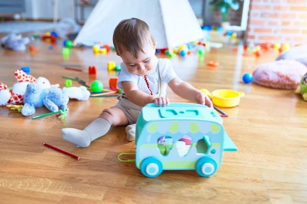 愛らしい幼児は幼稚園でたくさんのおもちゃを遊んでいます — ストック写真