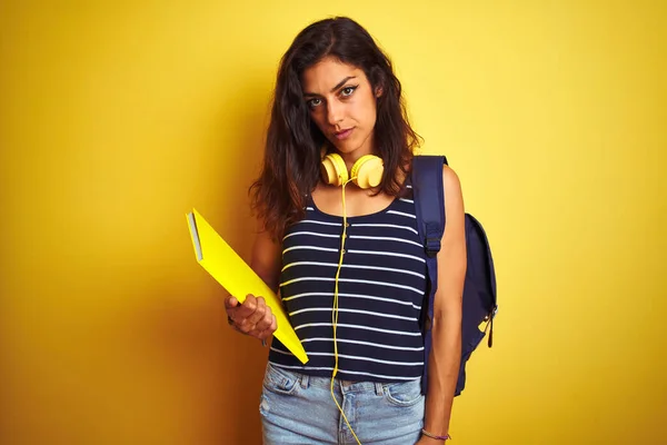 Estudante Mulher Vestindo Bakcpack Notebook Fones Ouvido Sobre Fundo Amarelo — Fotografia de Stock