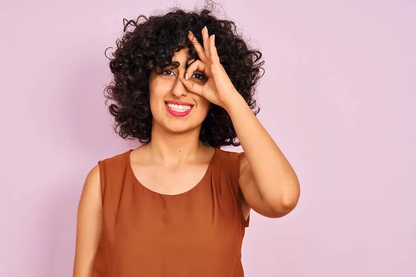 Ung Arabiska Kvinna Med Lockigt Hår Bär Shirt Över Isolerad — Stockfoto