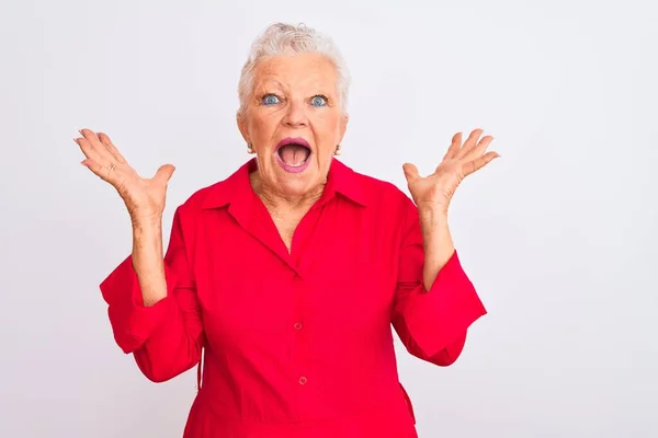 Yaşlı Gri Saçlı Kırmızı Gömlekli Bir Kadın Izole Edilmiş Beyaz — Stok fotoğraf