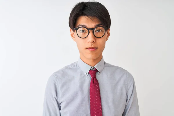 Chiński Biznesmen Noszący Krawat Okulary Stojący Białym Tle Pewnym Siebie — Zdjęcie stockowe