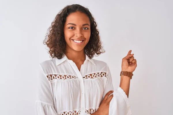 Jonge Braziliaanse Vrouw Draagt Shirt Staan Geïsoleerde Witte Achtergrond Zeer — Stockfoto