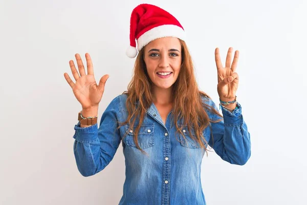 Giovane Bella Rossa Donna Indossa Cappello Natale Sfondo Isolato Mostrando — Foto Stock