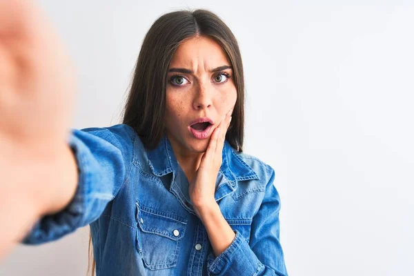 Hermosa Mujer Con Camisa Mezclilla Hacer Selfie Por Cámara Sobre — Foto de Stock