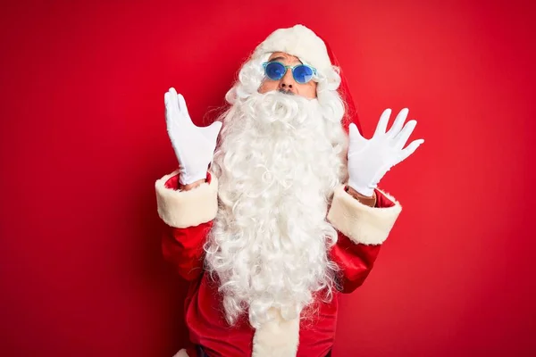 Homem Meia Idade Vestindo Traje Papai Noel Óculos Sol Sobre — Fotografia de Stock