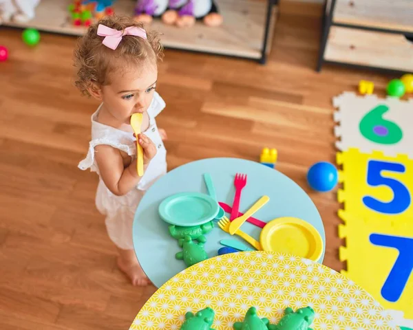 Bela Criança Caucasiana Brincando Com Brinquedos Sala Jogos Colorida Cozinhar — Fotografia de Stock