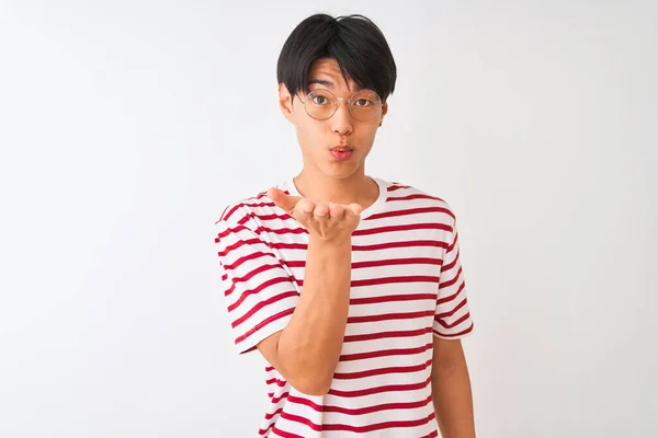 Mladý Číňan Brýlemi Pruhovaným Tričkem Stojí Nad Izolovaným Bílým Pozadím — Stock fotografie