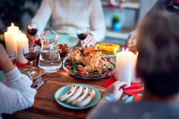 伝統的な料理と装飾でクリスマスの前夜を祝う家で家族や友人の食事 すべて一緒にテーブルの上に座って — ストック写真