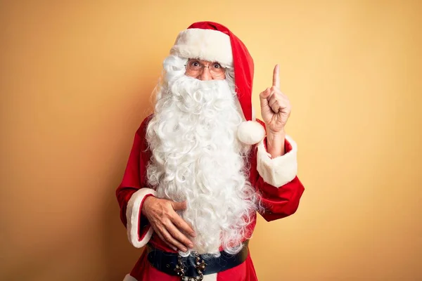 Homem Bonito Meia Idade Vestindo Traje Papai Noel Sobre Fundo — Fotografia de Stock