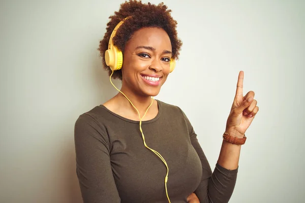 Африканская Американка Наушниках Слушает Музыку Изолированном Фоне Широкой Улыбкой Лице — стоковое фото